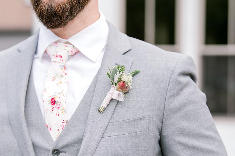 Groom's suit and boutonniere